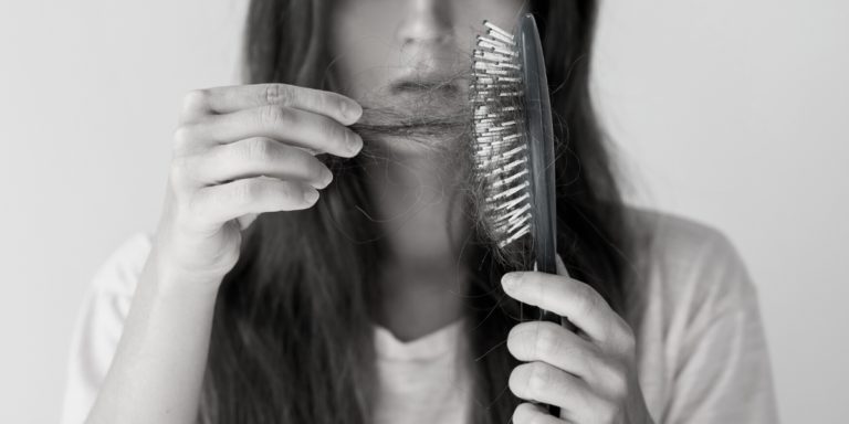 Leia mais sobre o artigo Queda de cabelo: Saiba quando é preciso procurar sua dermatologista!