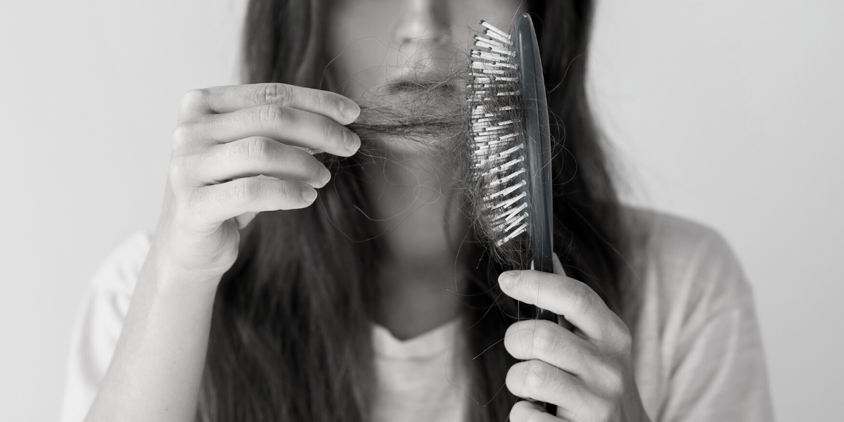 Queda de cabelo: Saiba quando é preciso procurar sua dermatologista!